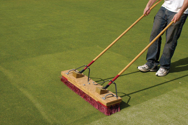 Brushing topdressing