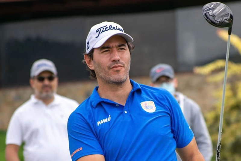 Ernesto Martínez playing golf